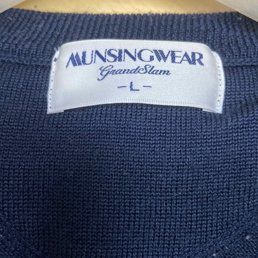 Munsingwear(マンシングウェア)のマンシングウェア グランドスラム ウールニット ベスト ネイビー 金ボタン レディースのトップス(ベスト/ジレ)の商品写真