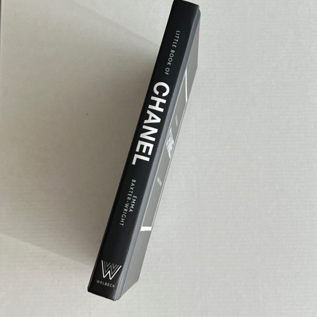 CHANEL(シャネル)のLITTLE BOOK OF CHANEL  洋書　シャネル エンタメ/ホビーの本(洋書)の商品写真