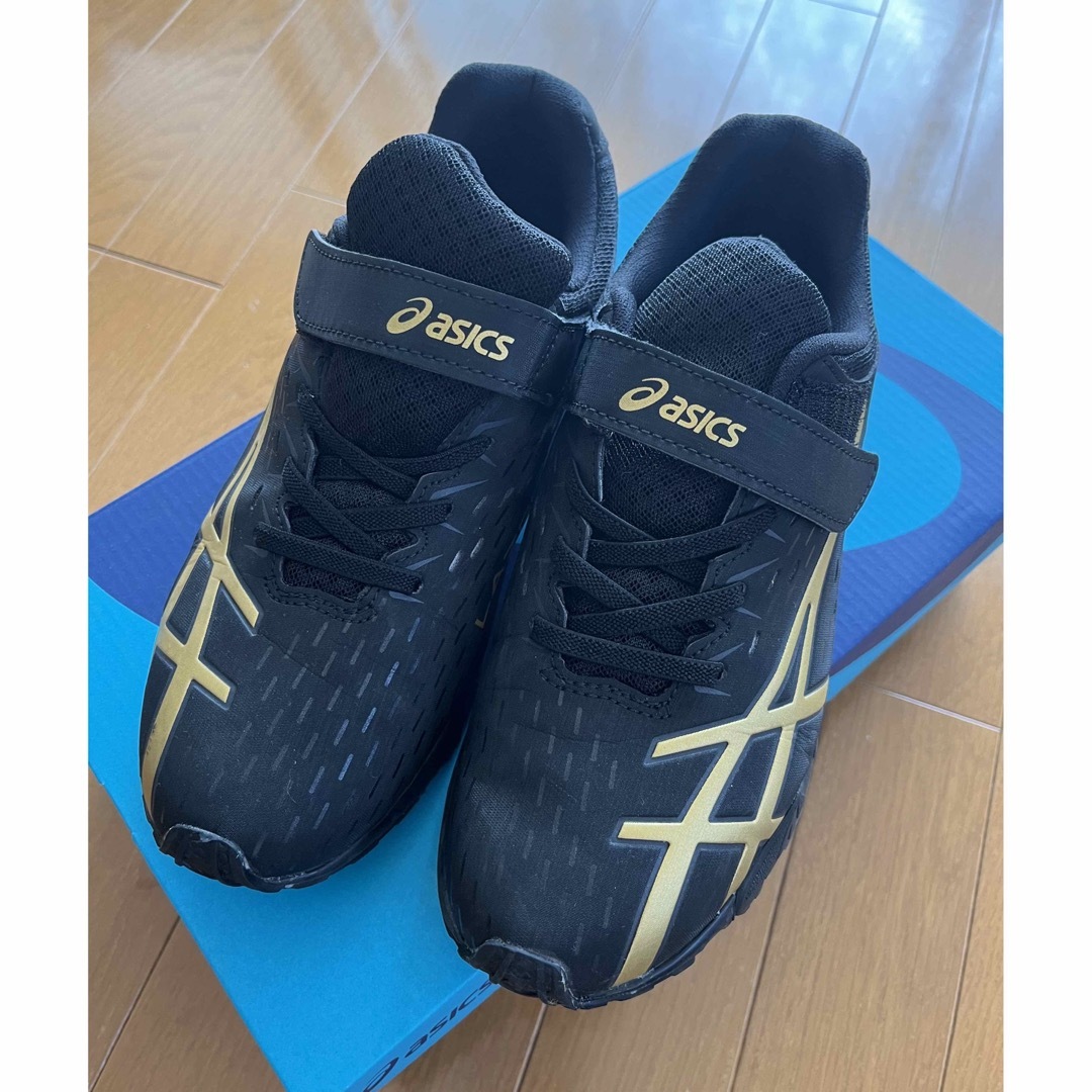 LAZERBEAM（ASICS）(レーザービーム)のアシックスレーザービーム☆23.5☆ブラック キッズ/ベビー/マタニティのキッズ靴/シューズ(15cm~)(スニーカー)の商品写真