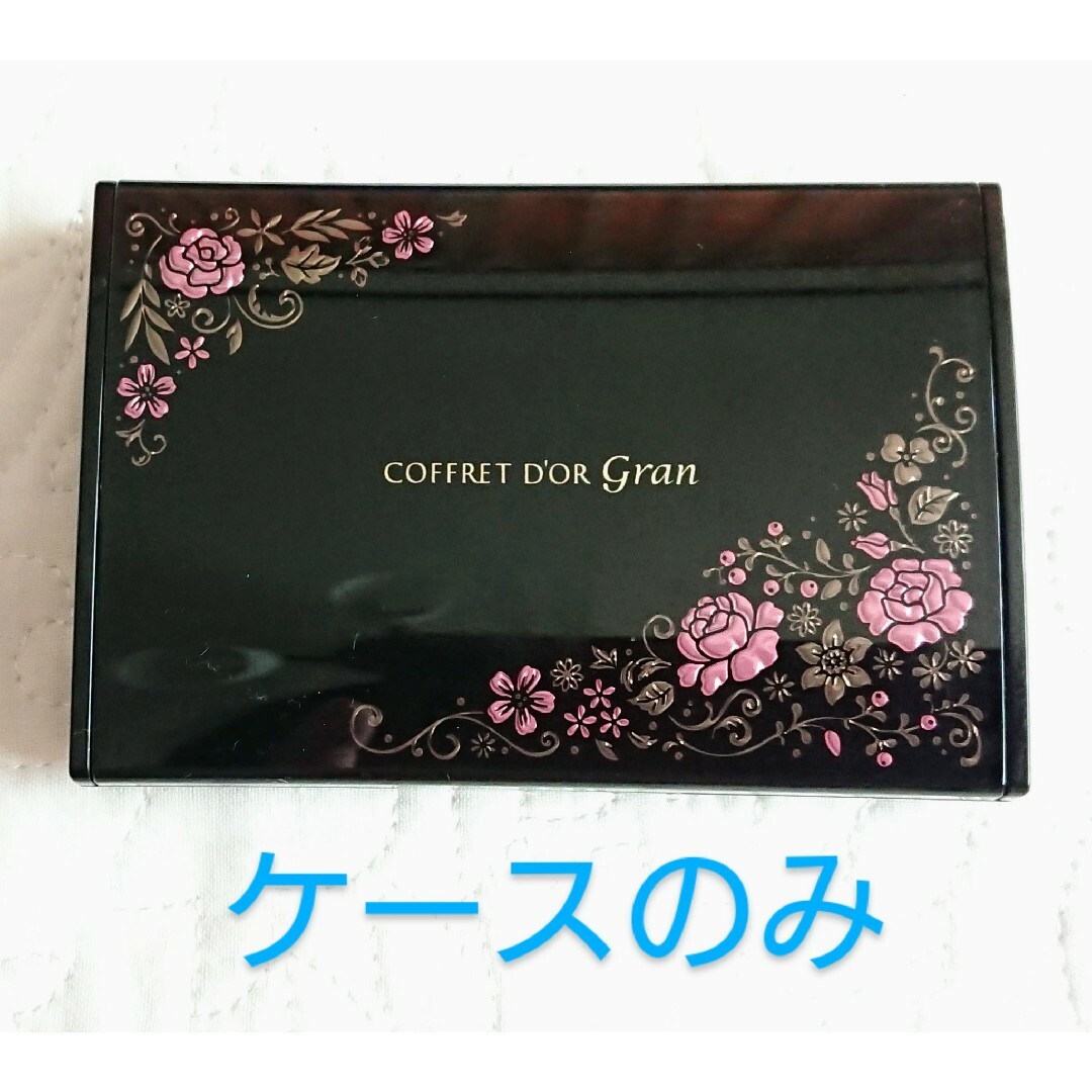 COFFRET D'OR(コフレドール)のコフレドールグラン　ファデーションケース 黒 花柄 コスメ/美容のベースメイク/化粧品(ファンデーション)の商品写真