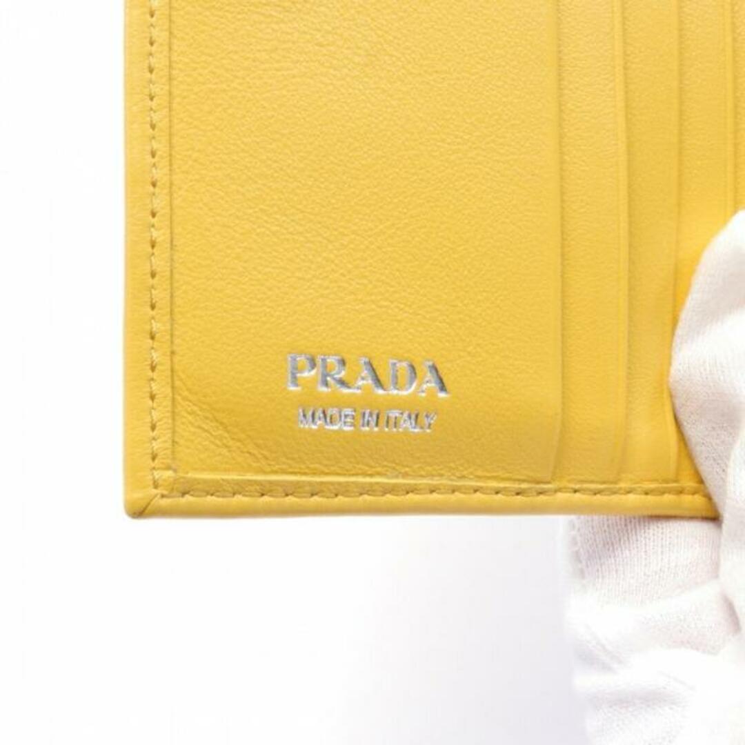 PRADA(プラダ)のグレーストライアングル エンボス 二つ折り財布 レザー イエロー レディースのファッション小物(財布)の商品写真