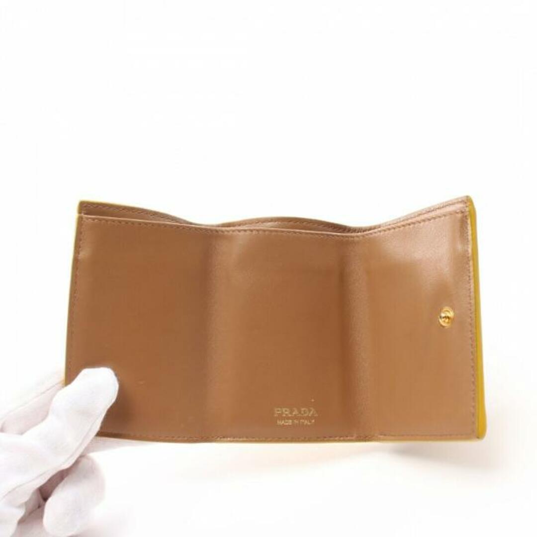 PRADA(プラダ)の コンパクトウォレット 三つ折り財布 レザー イエロー メタルロゴ レディースのファッション小物(財布)の商品写真