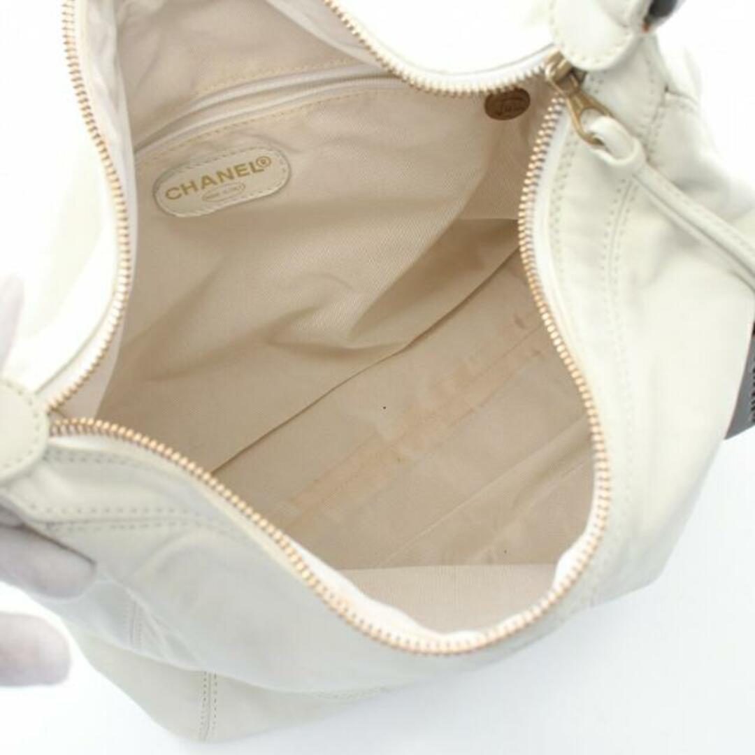 CHANEL(シャネル)のココマーク ワンショルダーバッグ レザー ホワイト ゴールド金具 レディースのバッグ(ショルダーバッグ)の商品写真