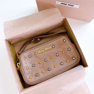 ミュウミュウ(miumiu)の値下•正規品•本物◎miumiuミュウミュウ◎スタッズポーチ/デジカメスマホ入れ(ポーチ)