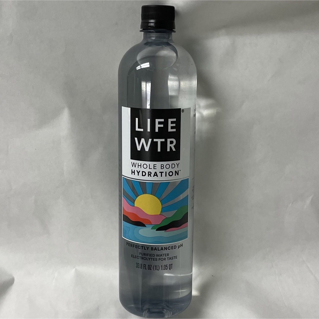 日本未発売 未開封☆ライフウォーター　LIFEWTR  1000mlボトル 1本 食品/飲料/酒の飲料(ミネラルウォーター)の商品写真