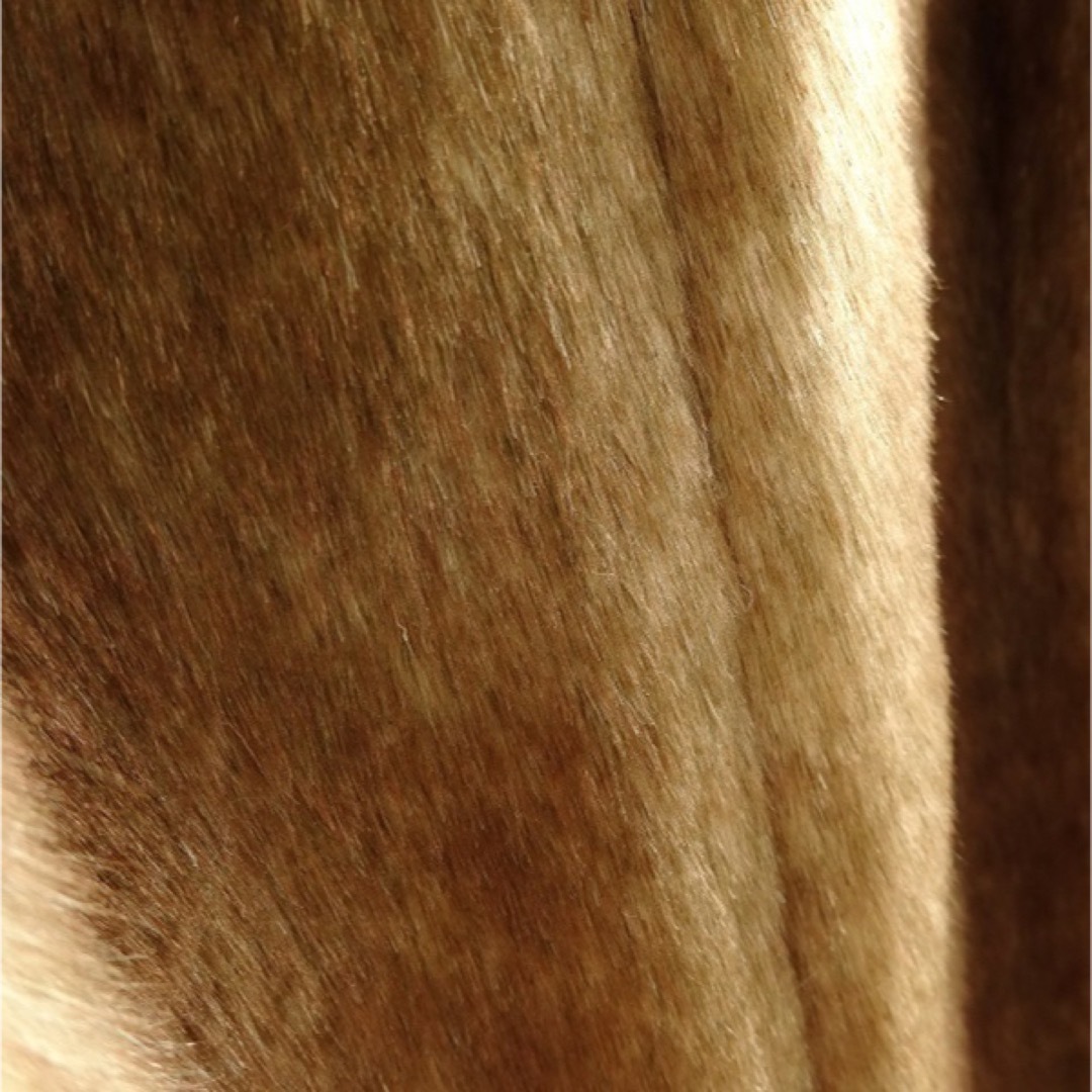 UNIQLO(ユニクロ)のノーカラーコート ファー モカ ベージュ M フェイクファー 大人 可愛い レディースのジャケット/アウター(毛皮/ファーコート)の商品写真