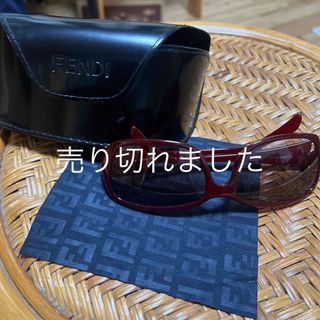 フェンディ(FENDI)の売切FENDIサングラス純正ケース、クロス付き。くすんだ赤ツルには全体にFのロゴ(サングラス/メガネ)