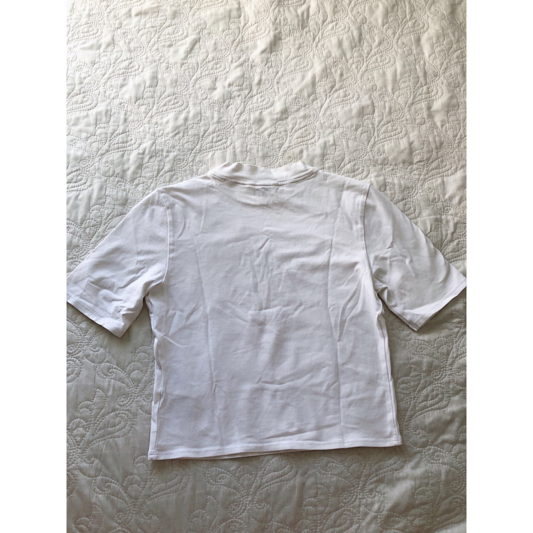 GUESS(ゲス)のGUESS ショート丈 Tシャツ レディースのトップス(Tシャツ(半袖/袖なし))の商品写真