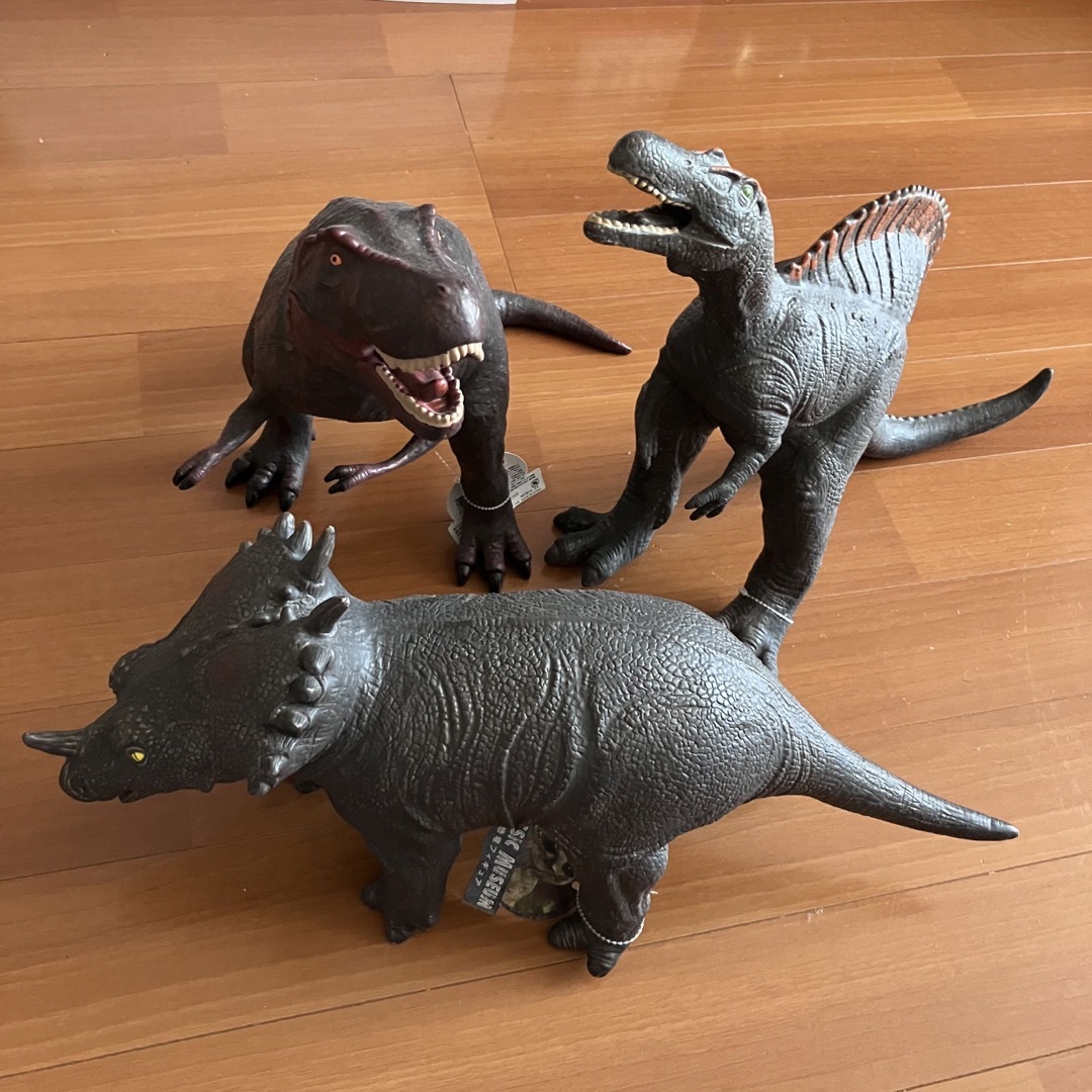 恐竜　ソフビBIGフィギュア　トリケラトプス　ティラノサウルス　スピノサウルス