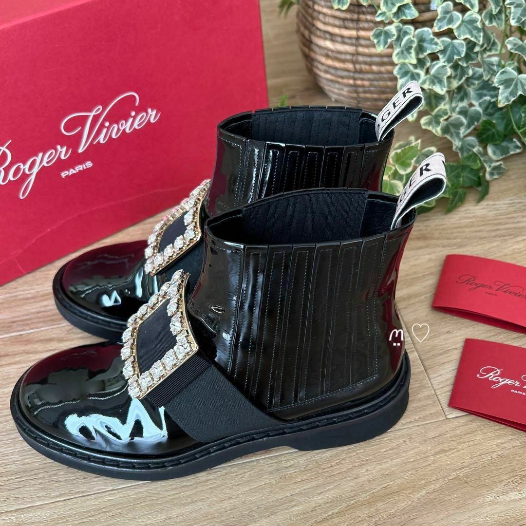 ROGER VIVIER(ロジェヴィヴィエ)のロジェヴィヴィエ　ヴィヴレンジャー　ストラスバックル　チェルシーアンクルブーツ レディースの靴/シューズ(ブーツ)の商品写真