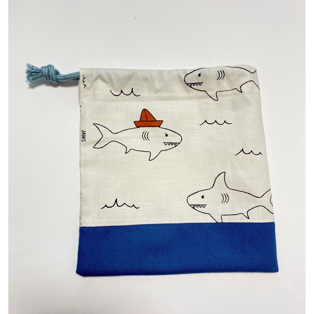 ハンドメイド　ちっちゃめ　巾着袋　コップ袋　給食袋　サメ　15✖️16 ハンドメイドのキッズ/ベビー(外出用品)の商品写真