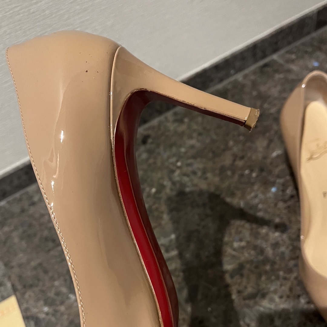 Christian Louboutin(クリスチャンルブタン)のルブタンパンプス　ベージュ　売り切り価格 レディースの靴/シューズ(ハイヒール/パンプス)の商品写真