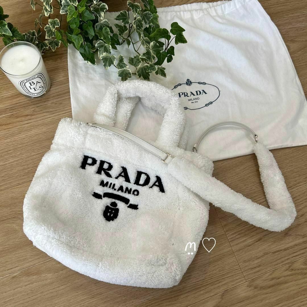 PRADA(プラダ)のPRADAプラダ　テリーミニトートバッグ　ホワイト　もこもこ　ファー　ショルダー レディースのバッグ(ショルダーバッグ)の商品写真