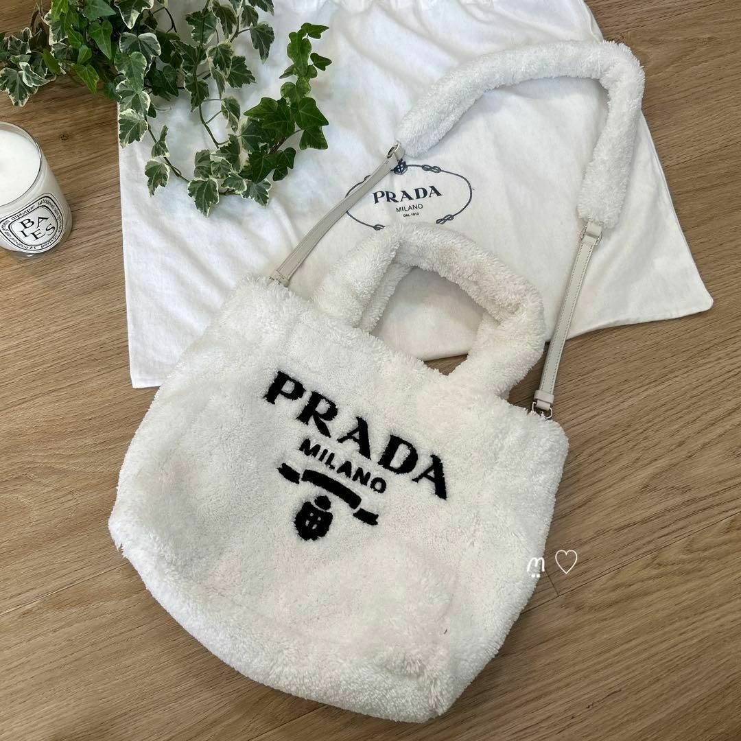 PRADA(プラダ)のPRADAプラダ　テリーミニトートバッグ　ホワイト　もこもこ　ファー　ショルダー レディースのバッグ(ショルダーバッグ)の商品写真