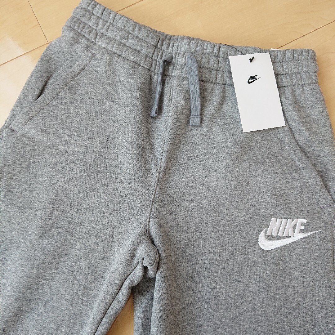 NIKE(ナイキ)の新品 NIKE ジュニア 160 グレー パンツ 裏起毛 ナイキ キッズ/ベビー/マタニティのキッズ服男の子用(90cm~)(パンツ/スパッツ)の商品写真