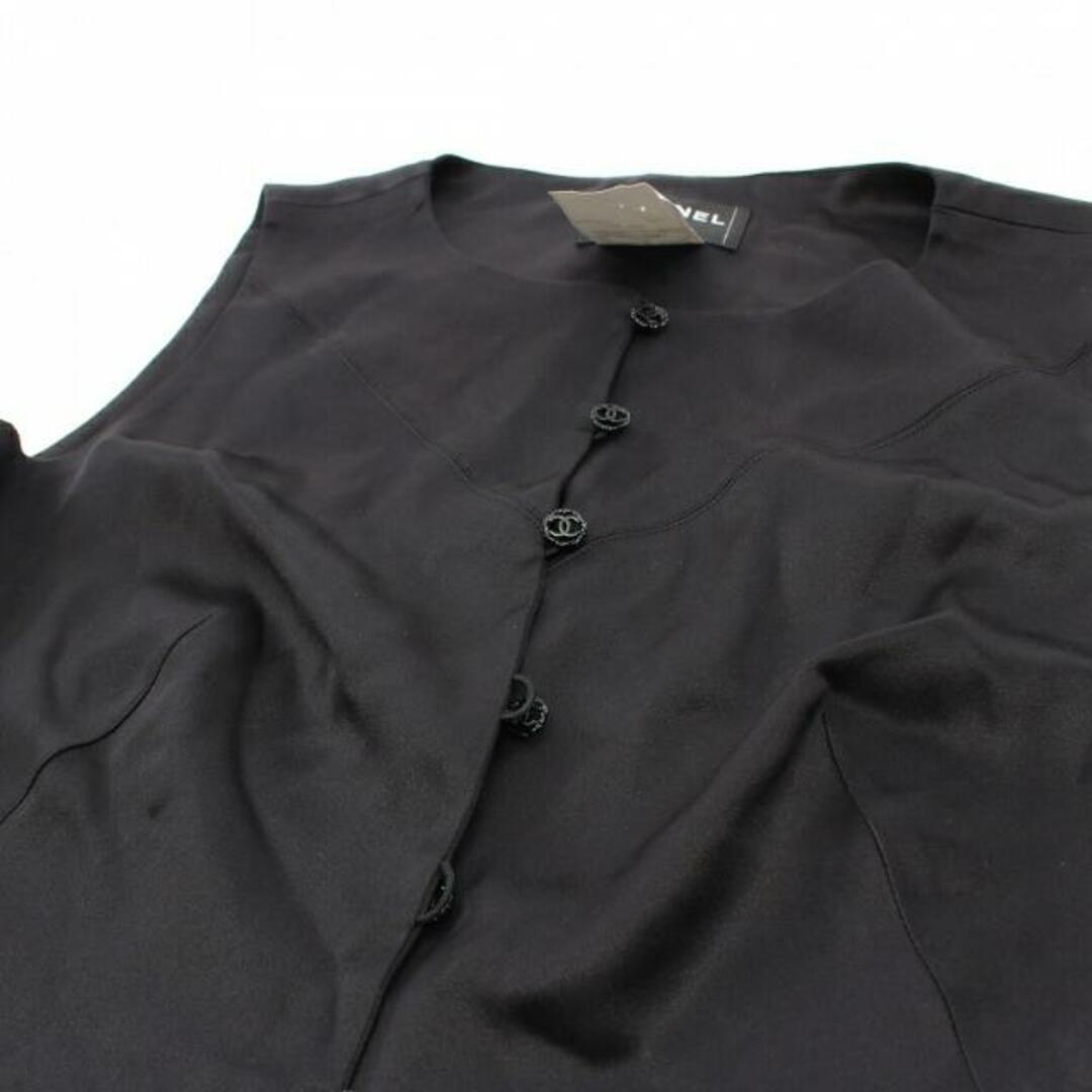 CHANEL(シャネル)のココマークボタン ブラウス ノースリーブ シルク ブラック 03A レディースのトップス(シャツ/ブラウス(半袖/袖なし))の商品写真