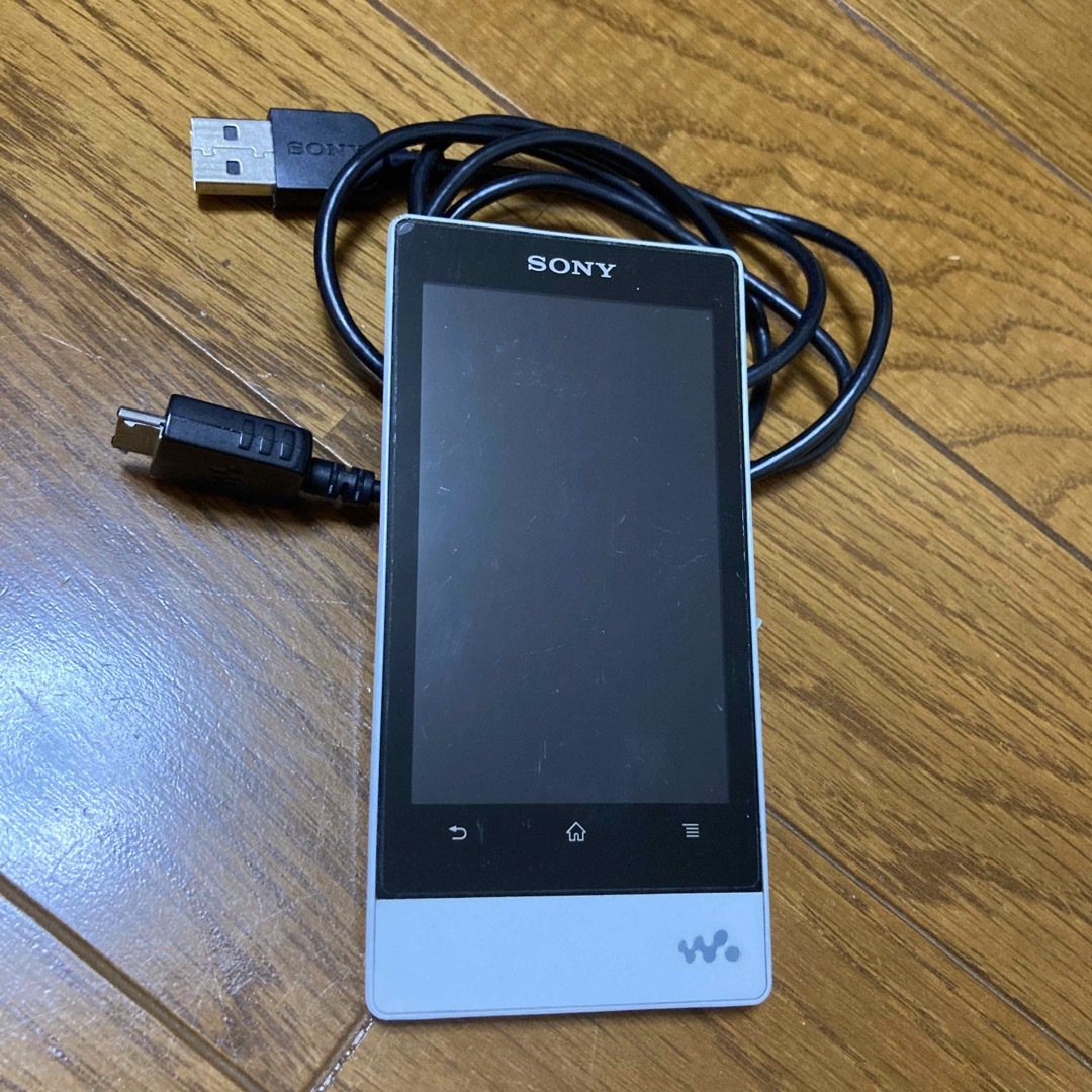 SONY(ソニー)のウォークマン　NW-F805 ホワイト　本体＋充電コード スマホ/家電/カメラのオーディオ機器(ポータブルプレーヤー)の商品写真