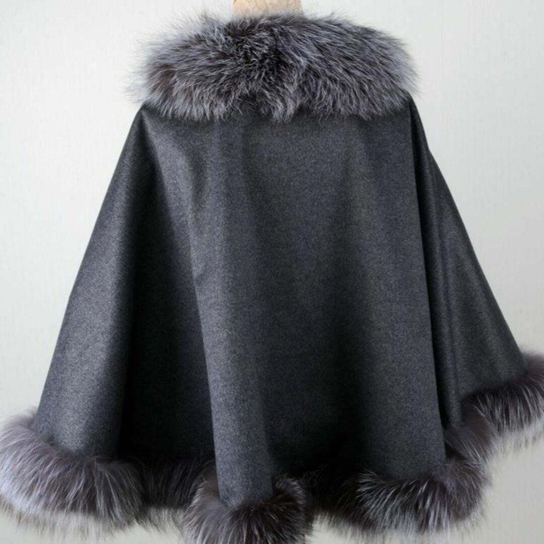 優しい雰囲気の大判カシミヤ100%シルバーフォックスファー付きケープポンチョ毛皮 レディースのジャケット/アウター(ポンチョ)の商品写真