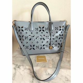 マイケルコース(Michael Kors)のマイケルコース　2way バッグ　ショルダーバッグ  フラワー パンチング(ハンドバッグ)