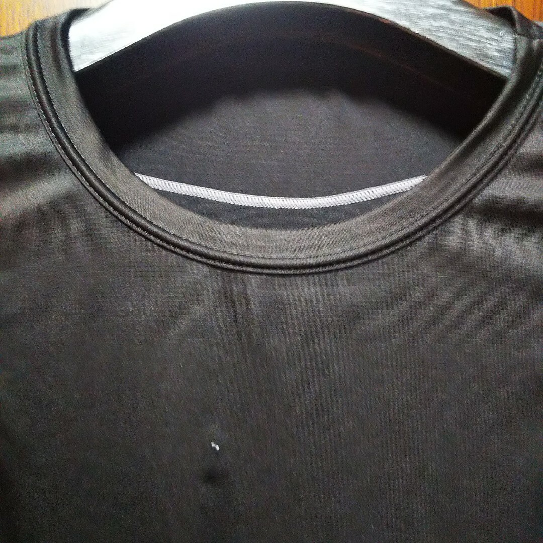 訳アリ】ユニクロ　コンプレッションインナーシャツ　Mサイズ　ブラック【処分品価格 メンズのトップス(Tシャツ/カットソー(半袖/袖なし))の商品写真