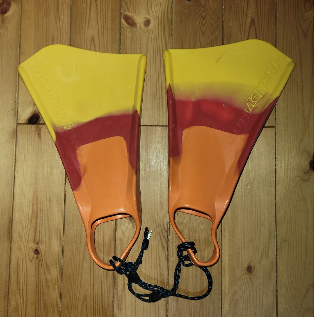 USED Redleyfins レドリーフィン　SMALL　天然ゴム　レドリー スポーツ/アウトドアのスポーツ/アウトドア その他(サーフィン)の商品写真