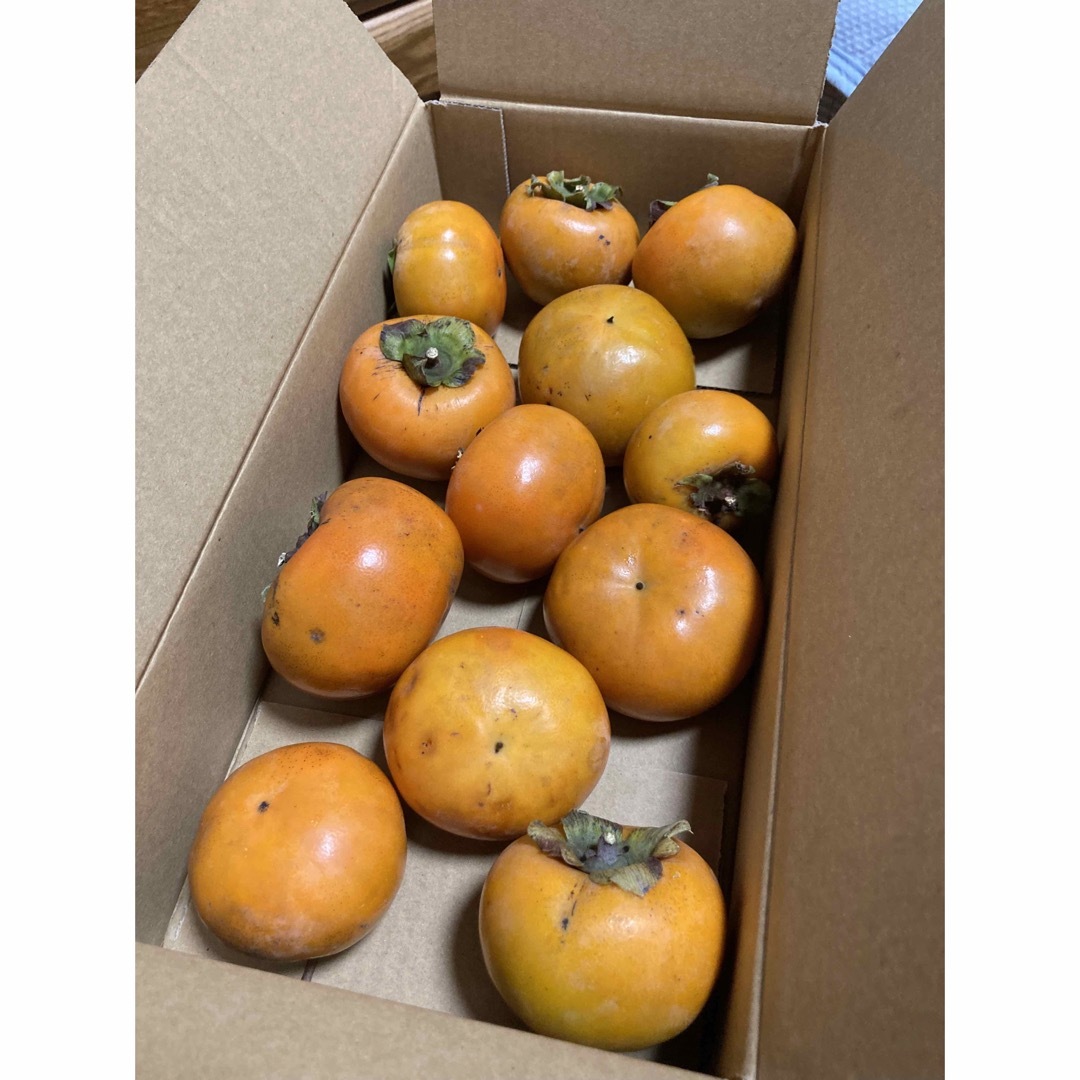 柿　かき　ゆうパック80サイズ箱で　食品衛生責任者 食品/飲料/酒の食品(フルーツ)の商品写真