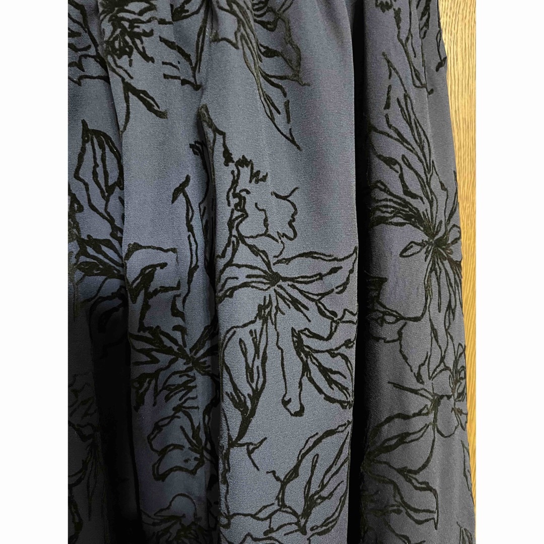 未使用　フラワー柄　フレアスカート　ネイビーＬサイズ レディースのスカート(ロングスカート)の商品写真