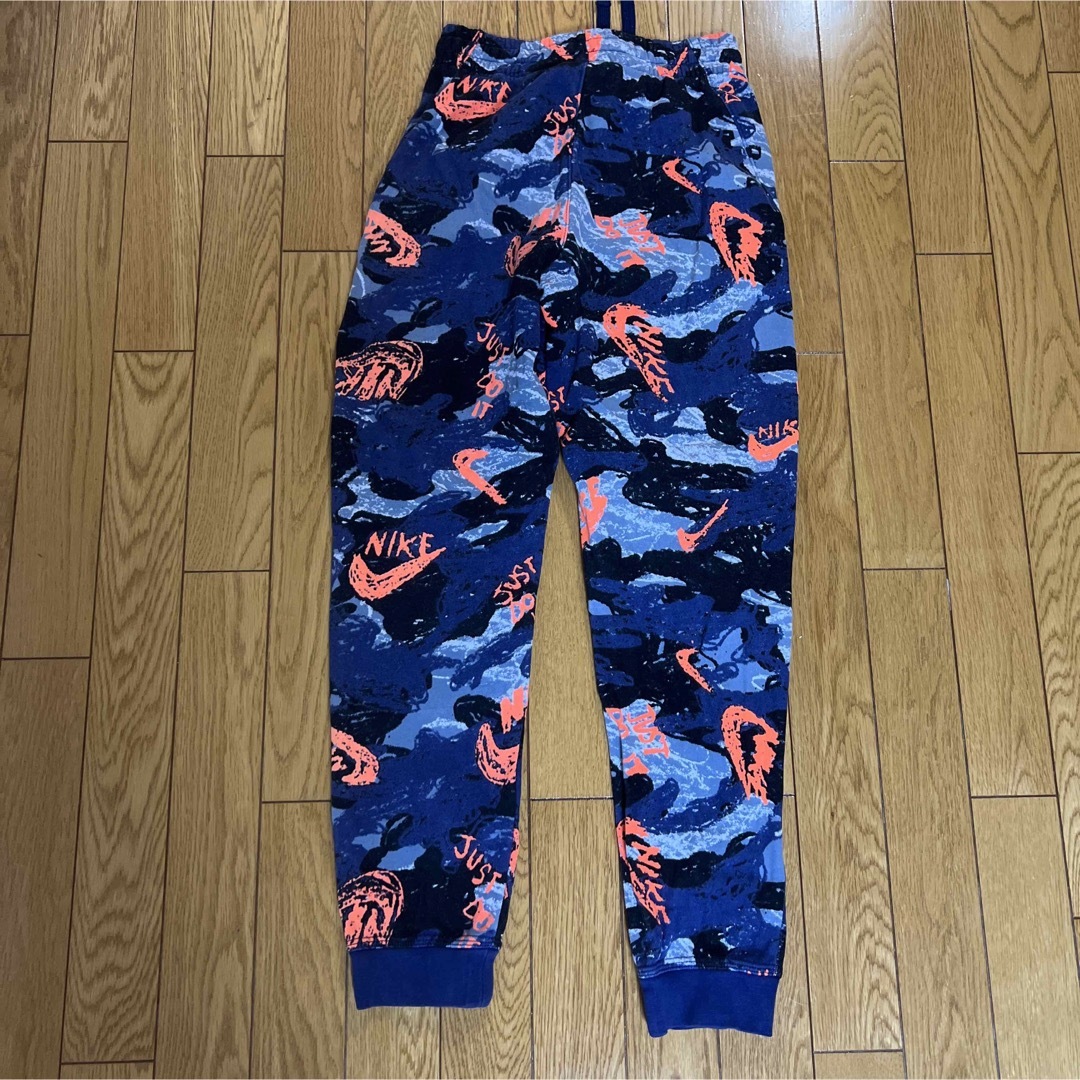 NIKE(ナイキ)のNIKE ナイキ キッズスウェットパンツ迷彩　L 160cm レア品 キッズ/ベビー/マタニティのキッズ服男の子用(90cm~)(パンツ/スパッツ)の商品写真