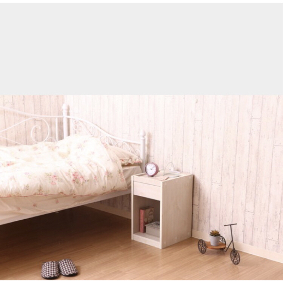 注意点【新品】一人暮らしや寝室に♡ベッドサイドテーブル　白（２口コンセント付き）