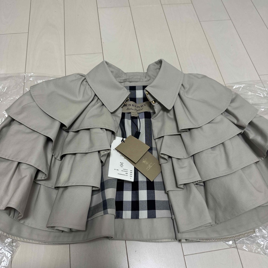 BURBERRY(バーバリー)の限定価格★新品★ BURBERRYバーバリー★フリルショートケープ★ポンチョ レディースのジャケット/アウター(ポンチョ)の商品写真