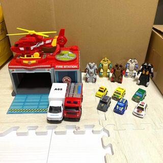 バンダイ(BANDAI)のバンダイ ウルトラビークル(5個セット) + 消防車・救急車付き消防署 +++(電車のおもちゃ/車)