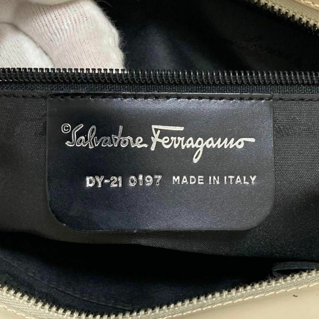 Salvatore Ferragamo(サルヴァトーレフェラガモ)のフェラガモ 2way ハンドバッグ ショルダーバッグ ガンチーニ カーキ レザー レディースのバッグ(ハンドバッグ)の商品写真