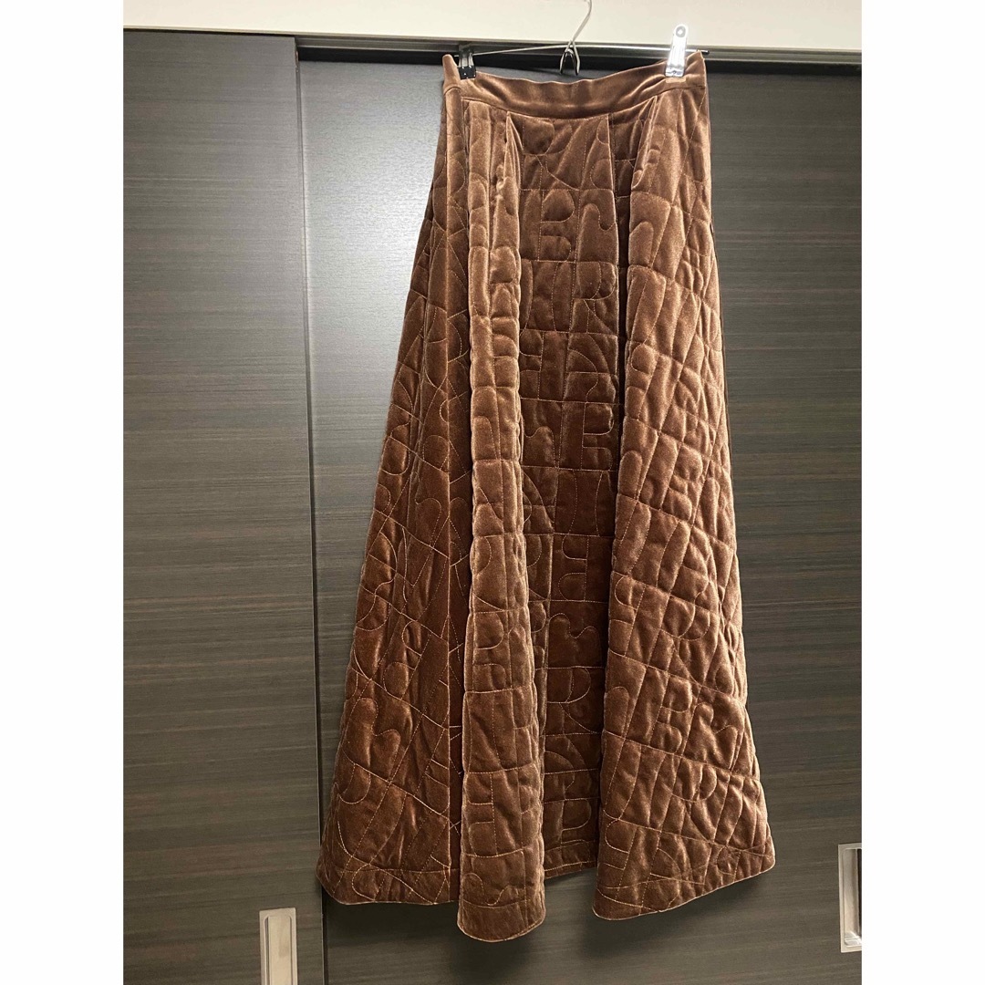 Ameri VINTAGE(アメリヴィンテージ)のアメリ　ベロアキルティングフレアスカート レディースのスカート(ロングスカート)の商品写真