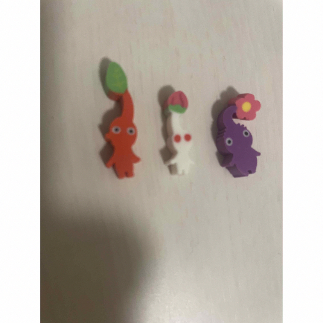 任天堂(ニンテンドウ)の紫ピクミン　赤ピクミン　白ピクミン　消しゴム エンタメ/ホビーのおもちゃ/ぬいぐるみ(キャラクターグッズ)の商品写真