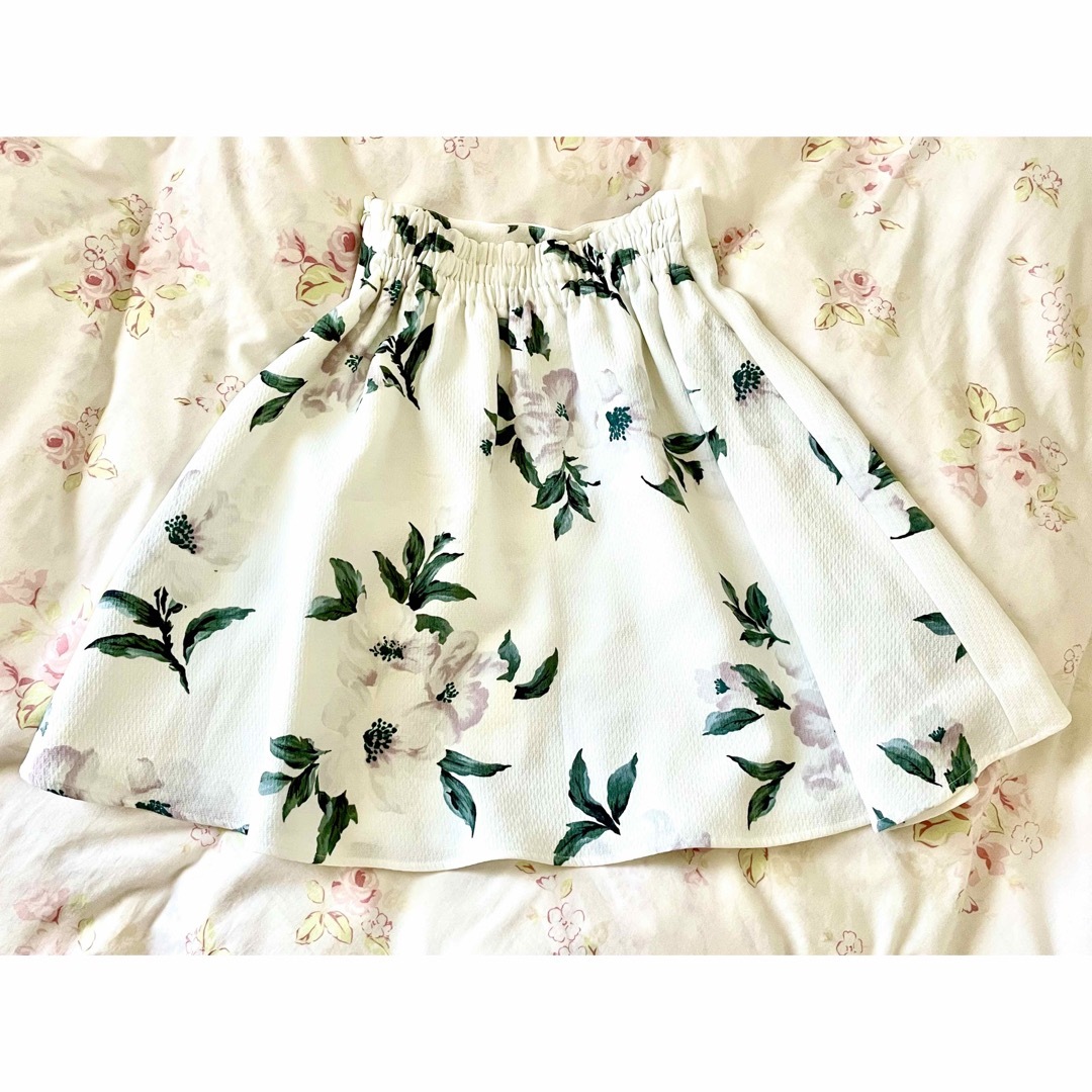 MIIA(ミーア)のミーア花柄スカート レディースのスカート(ミニスカート)の商品写真