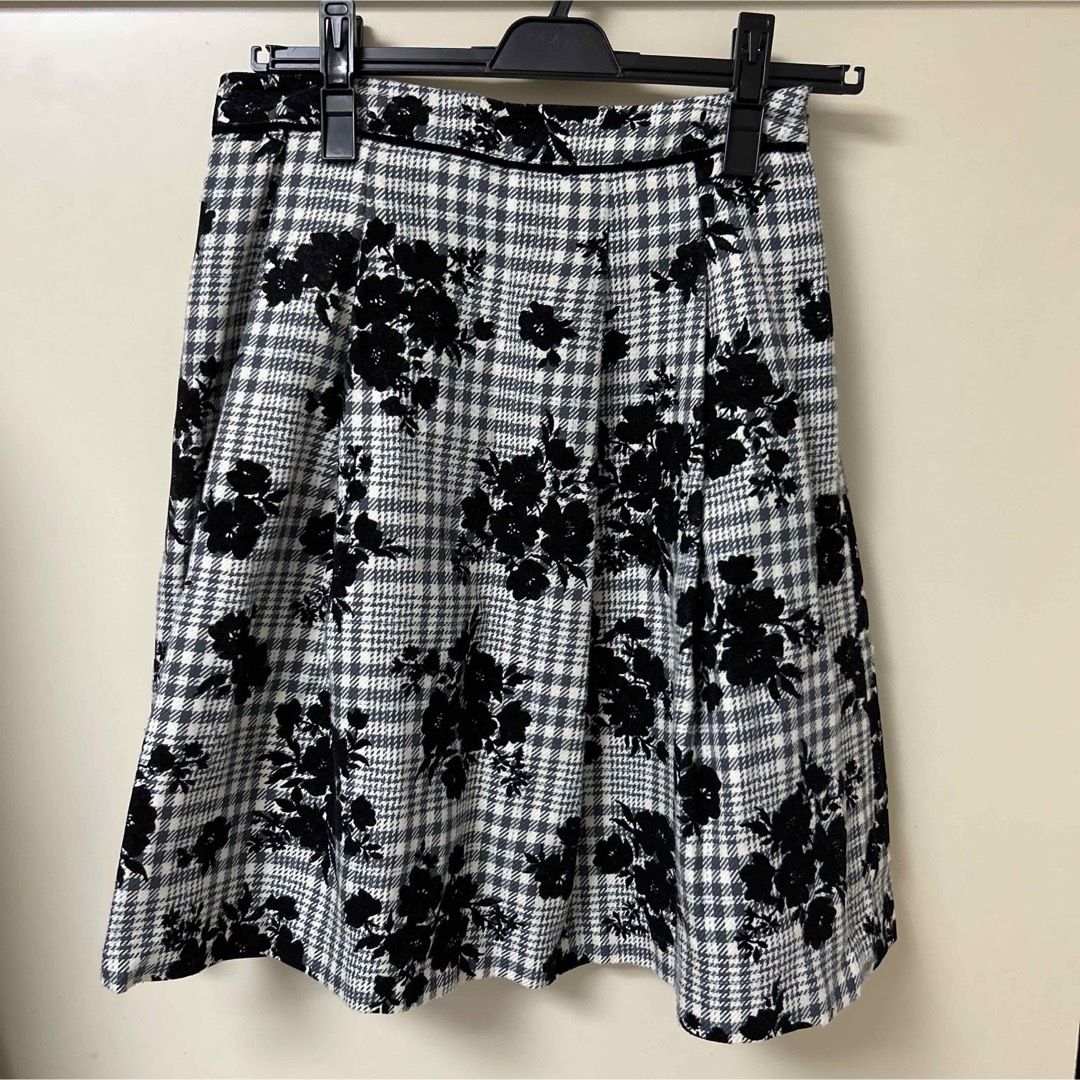 PATTERN fiona(パターンフィオナ)のパターンフィオナ　花柄スカート レディースのスカート(ひざ丈スカート)の商品写真