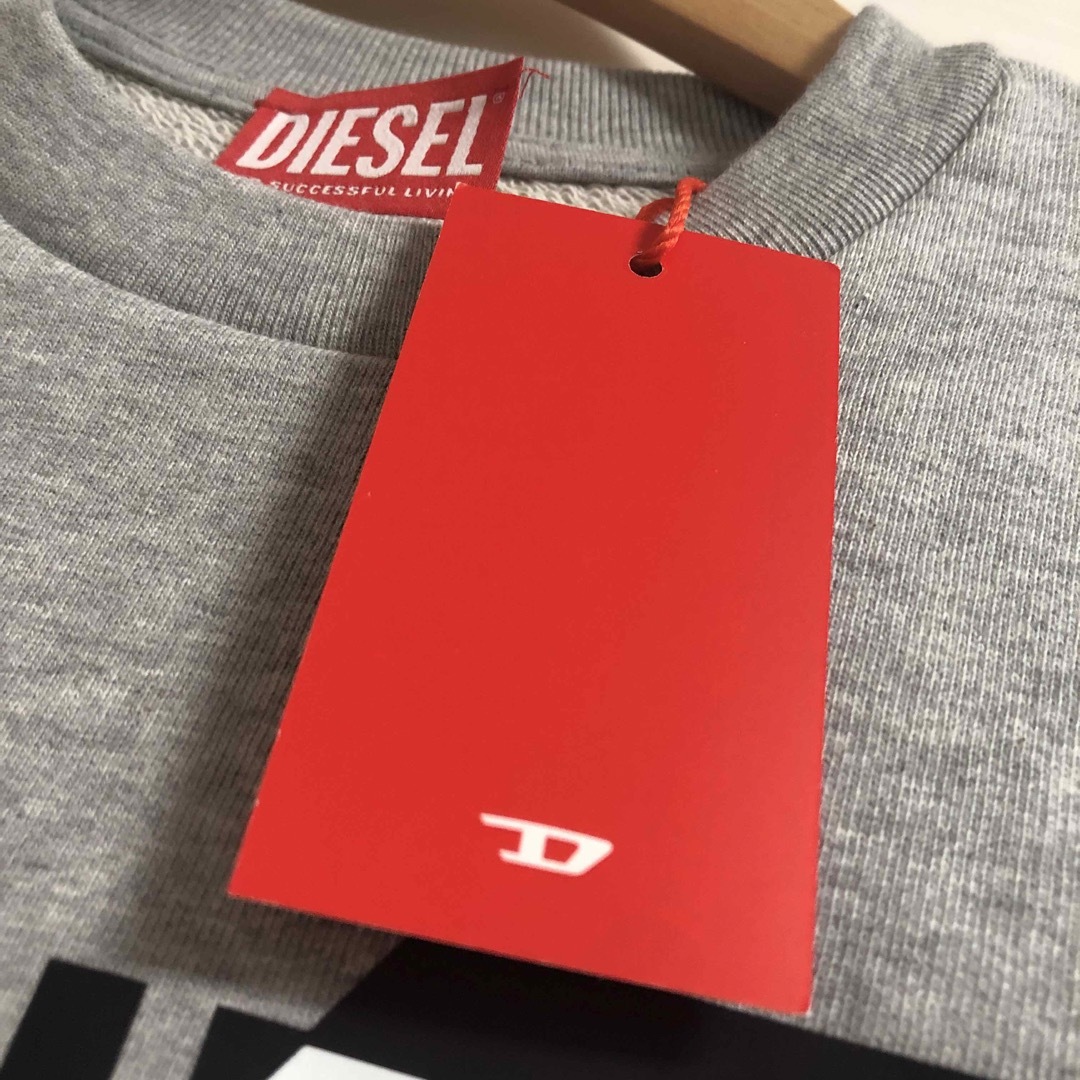 DIESEL(ディーゼル)の新品　DIESEL トレーナー ディーゼルキッズ  130 グレー キッズ/ベビー/マタニティのキッズ服男の子用(90cm~)(Tシャツ/カットソー)の商品写真