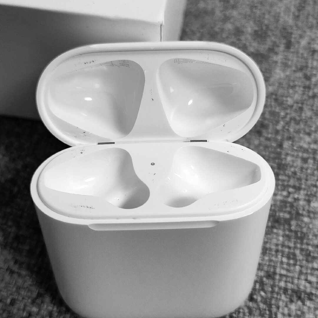 Apple(アップル)のApple AirPods 2世代 充電ケースのみ 1521 スマホ/家電/カメラのオーディオ機器(ヘッドフォン/イヤフォン)の商品写真