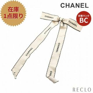 シャネル(CHANEL)のリボン ロゴ ブローチ ファブリック アイボリー ブラック(ブローチ/コサージュ)