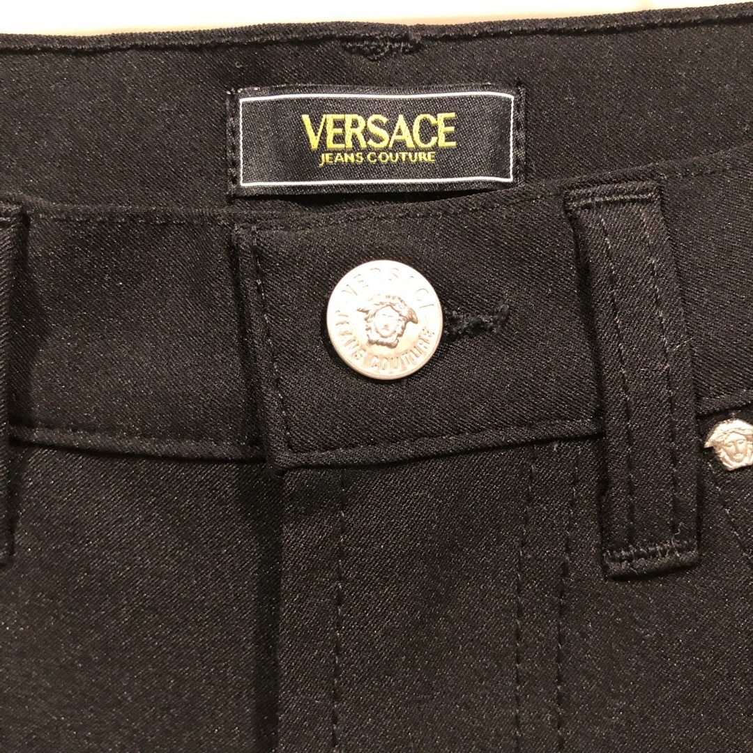 VERSACE(ヴェルサーチ)の【未使用】 VERSACE ヴェルサーチ　デニム ブラック　ジーンズ❗️ メンズのパンツ(デニム/ジーンズ)の商品写真