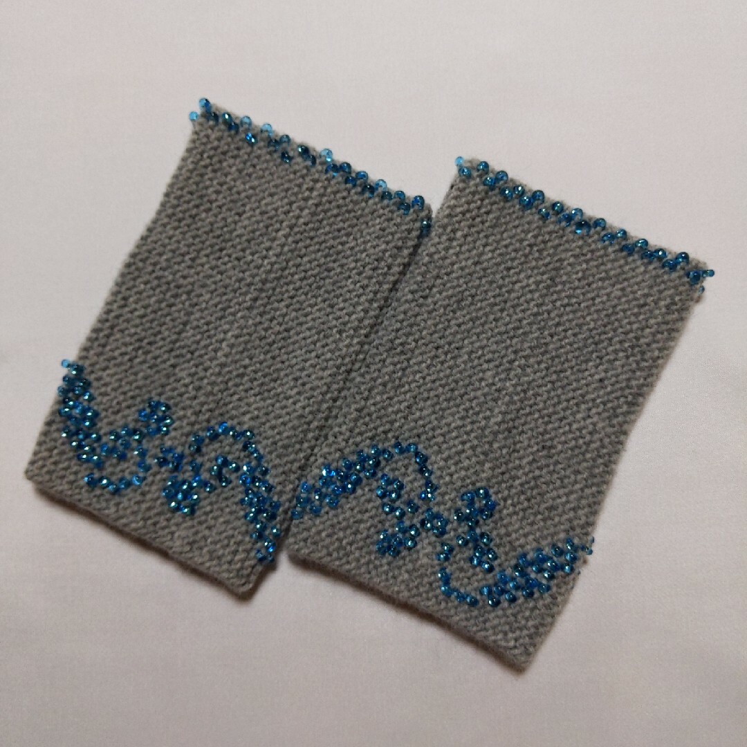 ★no.122　ビーズを編み込んだリストウォーマー ハンドメイドのファッション小物(手袋)の商品写真