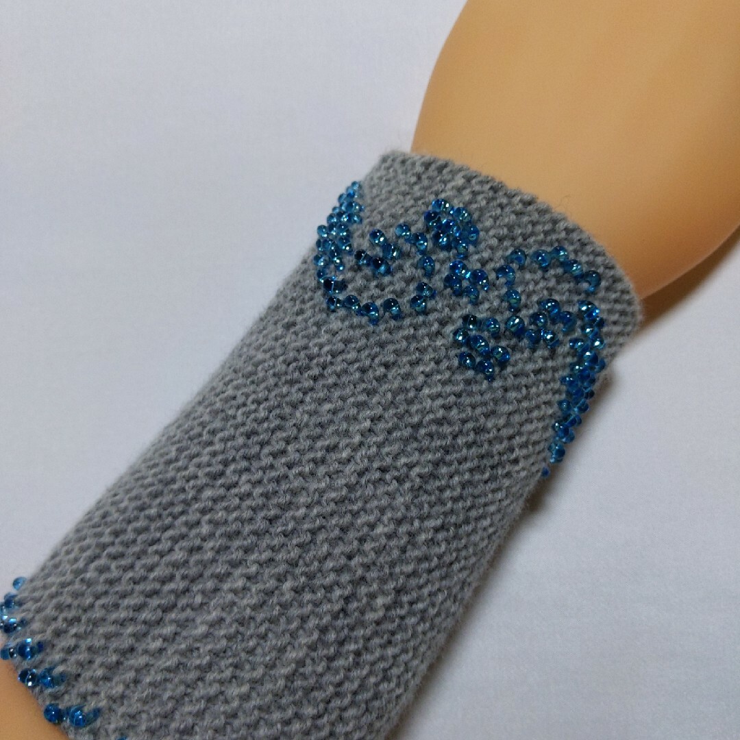 ★no.122　ビーズを編み込んだリストウォーマー ハンドメイドのファッション小物(手袋)の商品写真