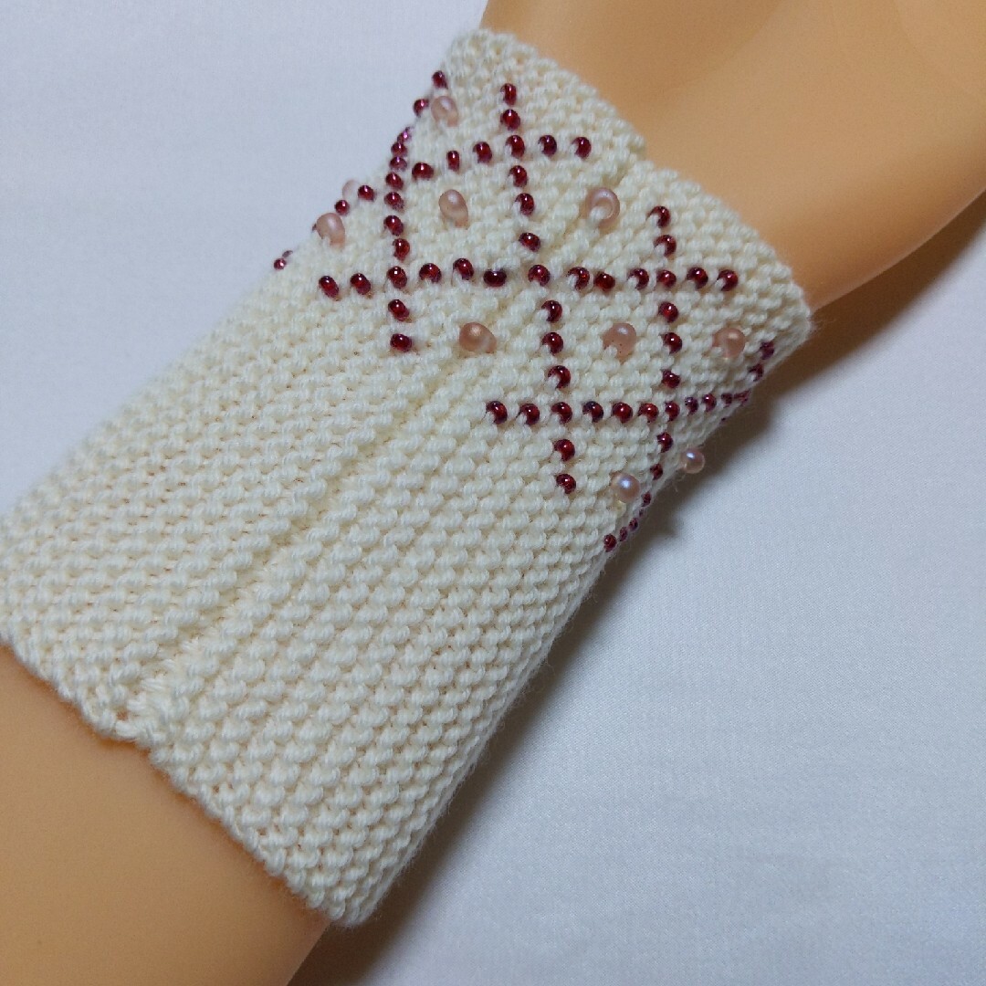 ★no.124　ビーズを編み込んだリストウォーマー ハンドメイドのファッション小物(手袋)の商品写真