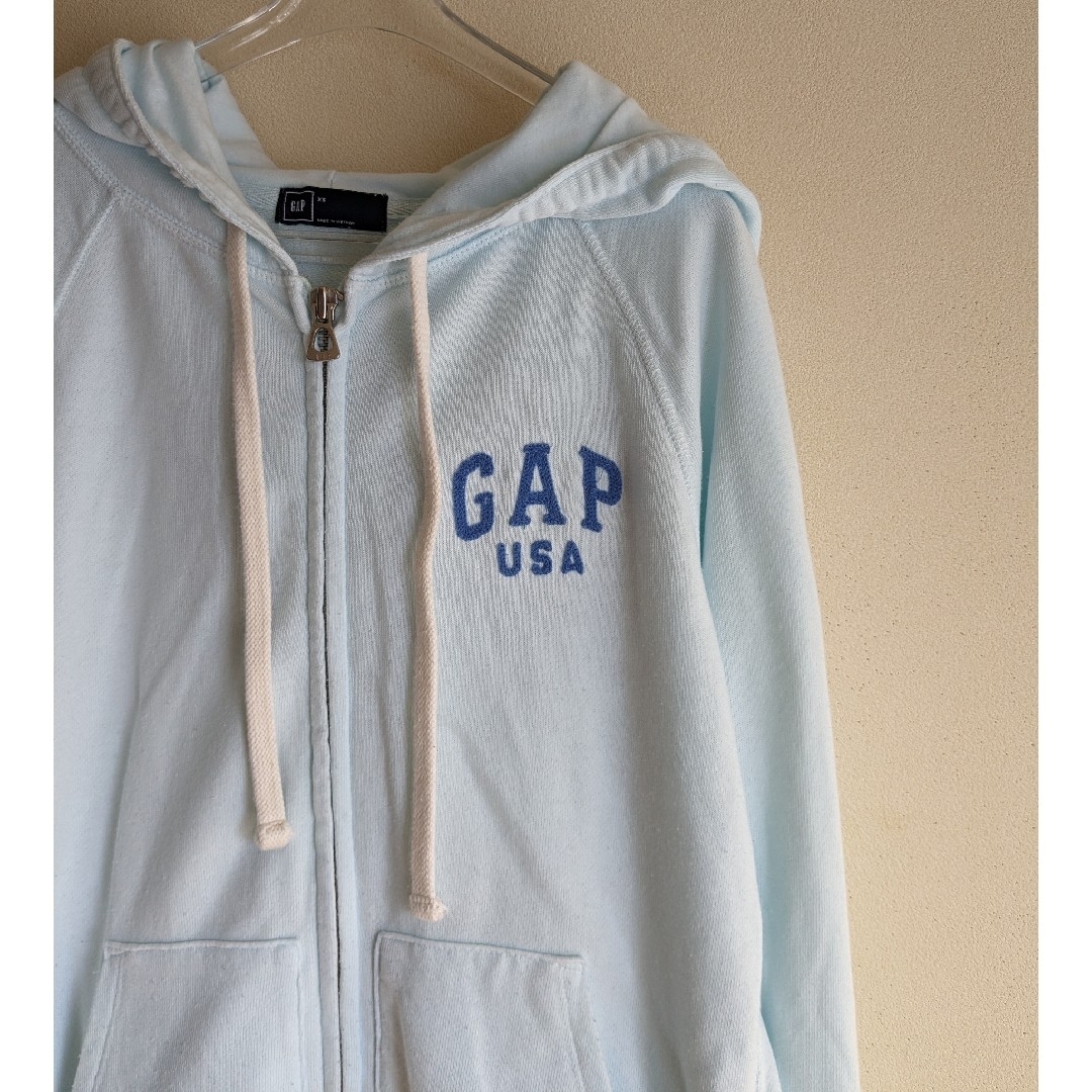 GAP(ギャップ)のGAP ロゴ刺繡　長袖　ジップアップ　スウェット　パーカー　水色 レディースのトップス(パーカー)の商品写真