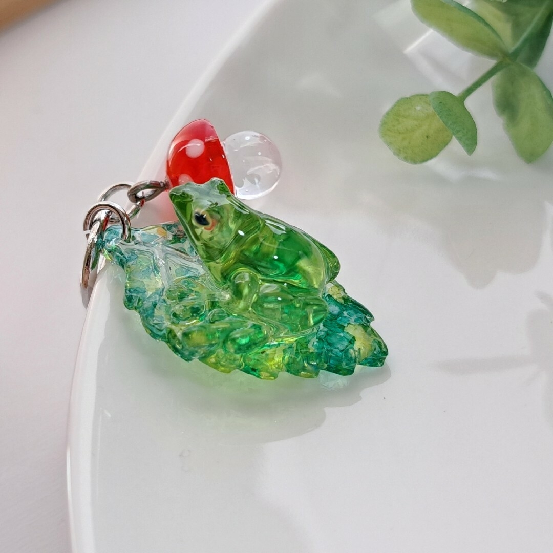 キノコと蛙のバッグチャーム ✾ S197［カエル/かえる/赤きのこ/葉っぱ/緑］ ハンドメイドのファッション小物(バッグチャーム)の商品写真
