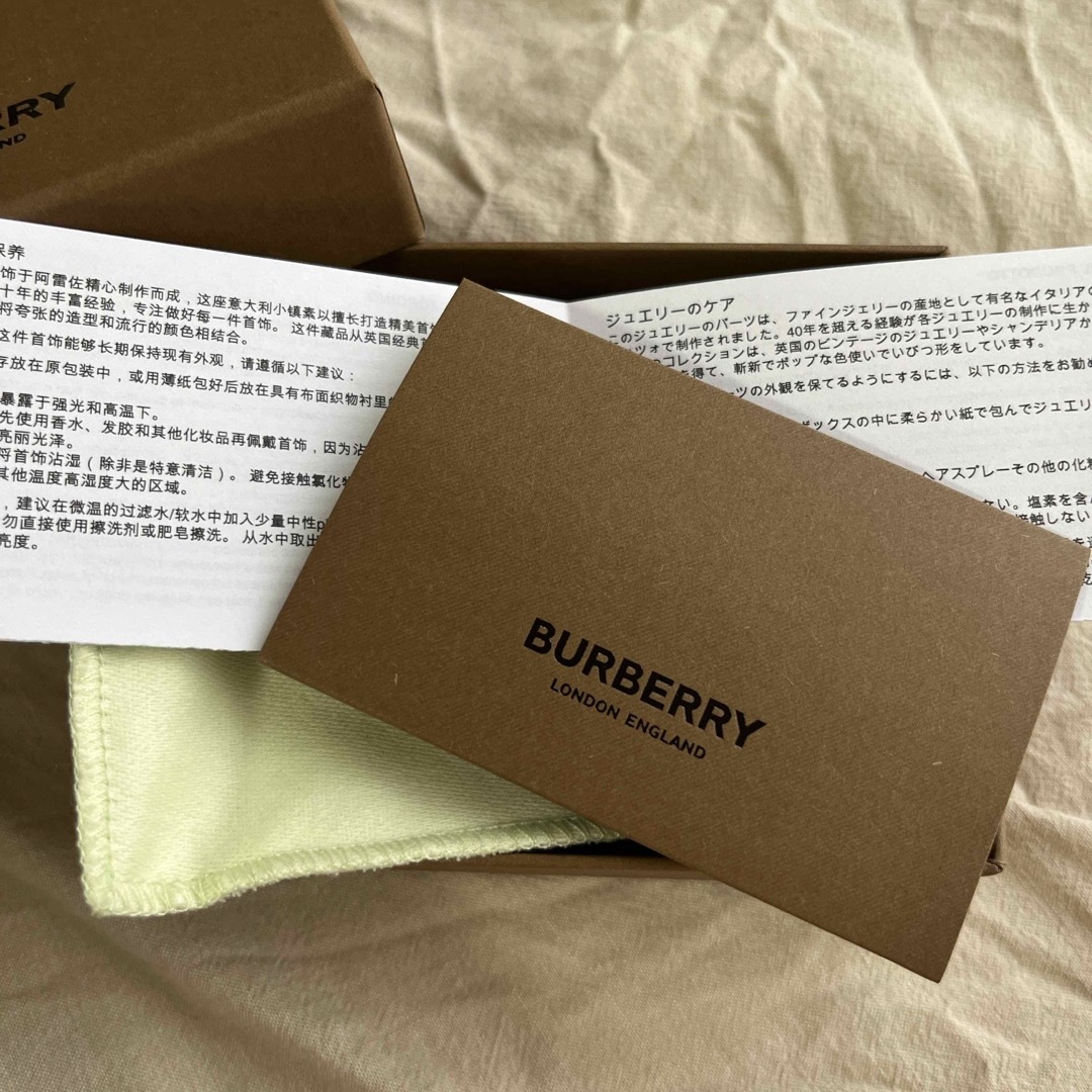 BURBERRY(バーバリー)の【専用】BURBERRY ロゴディテールゴールドプレートフープイヤリング【片耳】 レディースのアクセサリー(ピアス)の商品写真