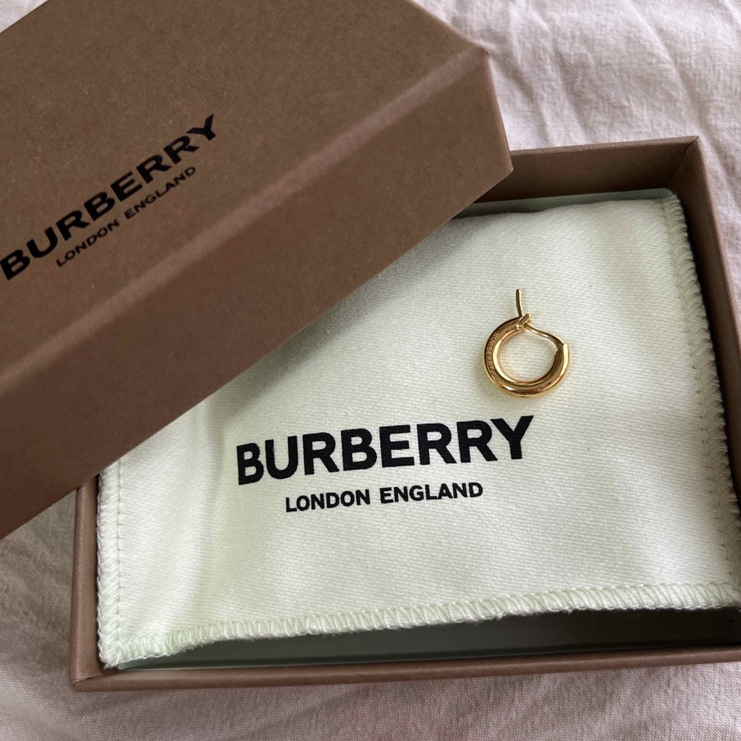 BURBERRY(バーバリー)の【専用】BURBERRY ロゴディテールゴールドプレートフープイヤリング【片耳】 レディースのアクセサリー(ピアス)の商品写真