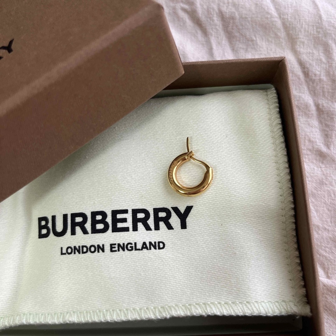 BURBERRY(バーバリー)の【専用】BURBERRY ロゴディテールゴールドプレートフープイヤリング【片耳】 レディースのアクセサリー(ピアス)の商品写真