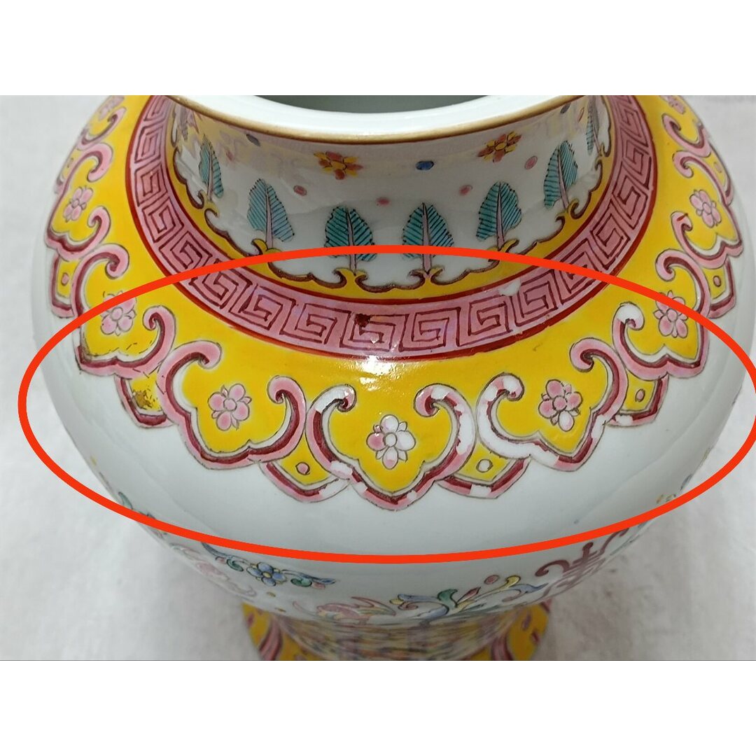 ・中国　古元　大清乾隆年製　明彩花紋花瓶・飾り壺