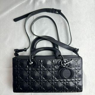 新品DIOR LADY D-JOY ミディアムバッグ 黒のショルダーバッグです